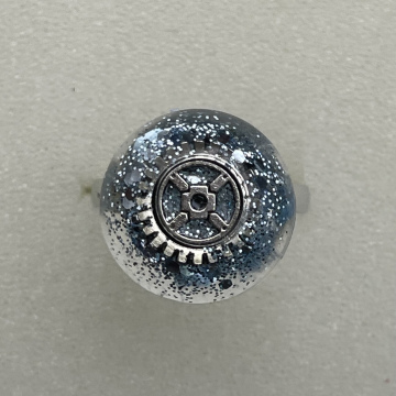 Bague ronde engrenage argent et paillettes bleu clair