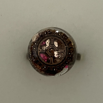 Bague ronde paillettes dorées et bordeaux et engrenage cuivre