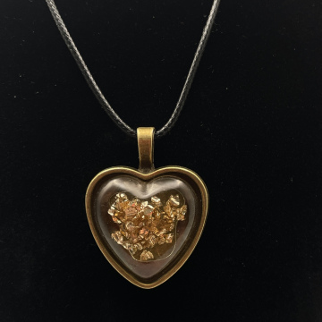 Collier cabochon coeur pierres de verre dorées