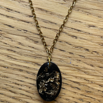 Collier ovale feuilles métallisées noires et dorées