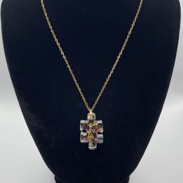 Collier pièce de puzzle pierres de verre multicolores