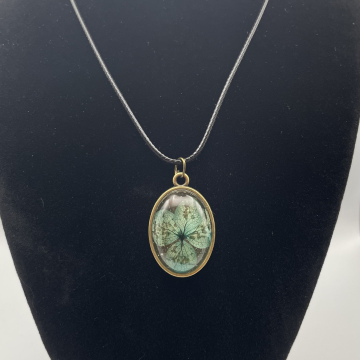 Collier cabochon petit ovale fleur vert/bleu