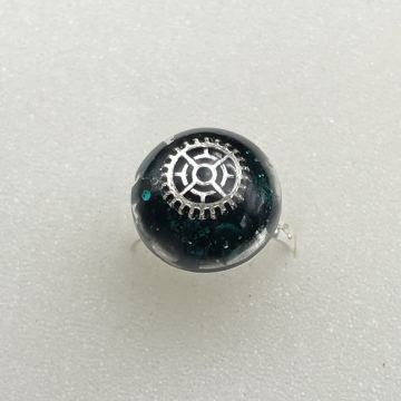 Bague ronde engrenage argent et paillettes vertes