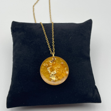 Collier rond feuilles métallisées dorées