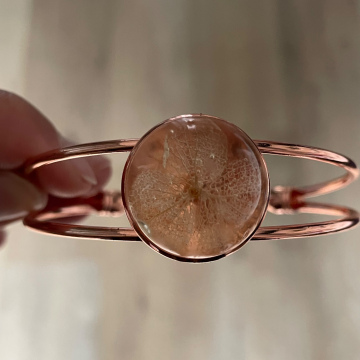 Bracelet jonc cabochon fleur séchée blanche