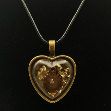 Collier cabochon coeur engrenage et pierres de verre