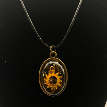 Collier cabochon petit ovale feuilles métallisées et engrenage