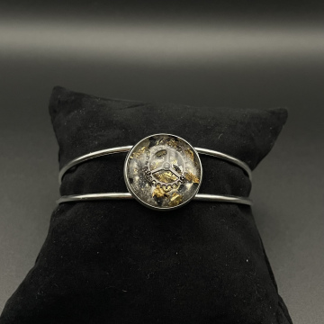 Bracelet jonc cabochon engrenage et feuilles métallisées noires et dorées